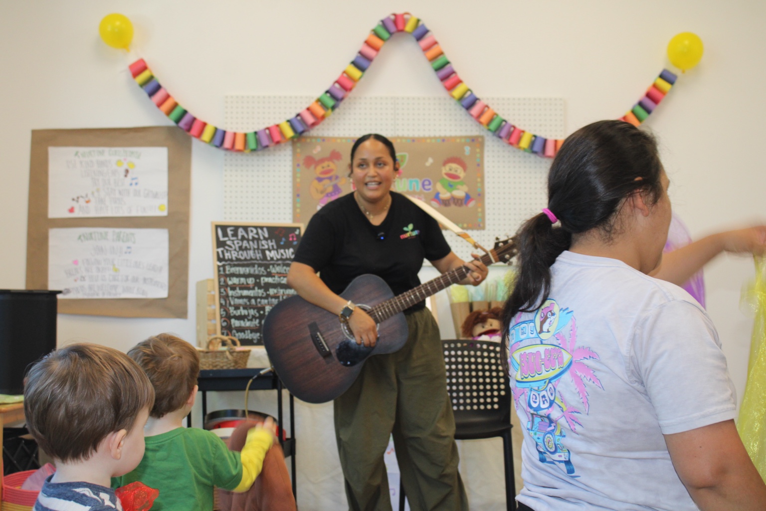 Sharing live music and movement in a bilingual class.