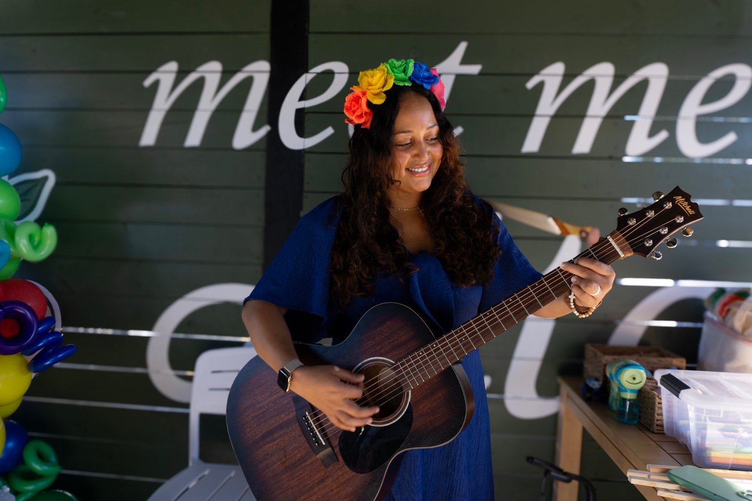 A live Nurtune guitar performance in a welcoming community space.